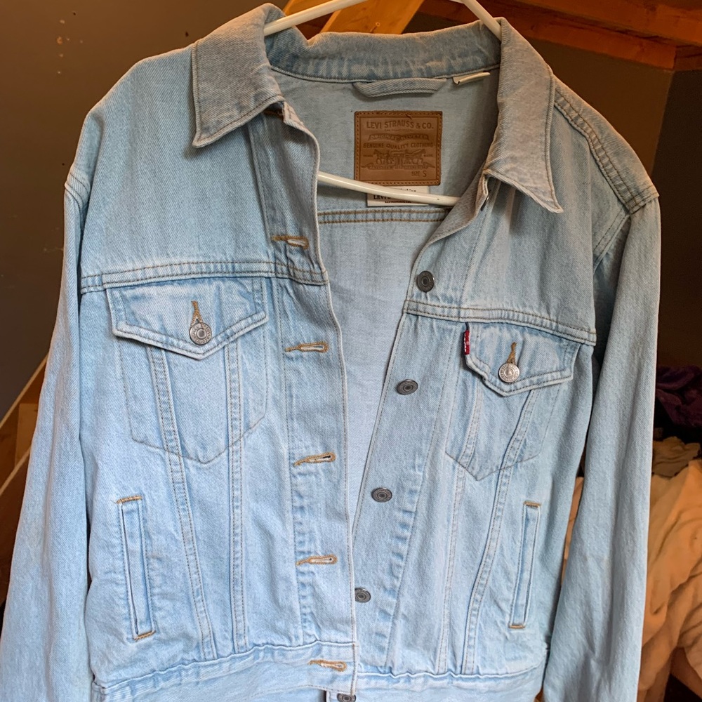 Levi’s light wash jean jacket